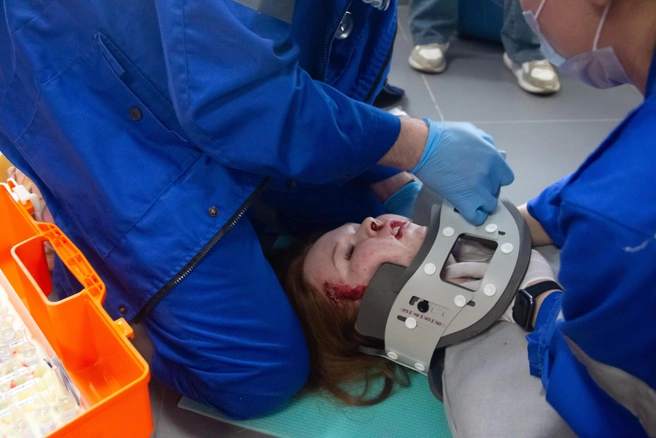 Здесь проверяется не только медицинская грамотность, но и умение слаженно работать в экстремальных условиях | Источник: ЮМЕД