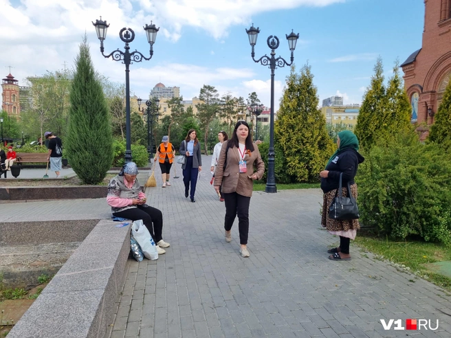 Просящие милостыню стоят с двух сторон. Чтобы гарантированно никого не пропустить | Источник: Константин Завриков / V1.RU