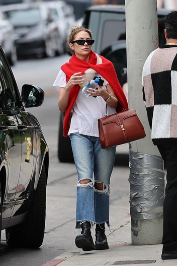 Эшли Бенсон прогулялась в ультрамодной обуви | marieclaire.ru