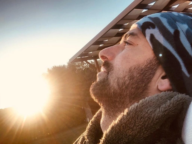 Актер не скрывает, что любит побыть один | Источник: enginakyurek / Instagram (экстремистская организация, деятельность запрещена на территории РФ)