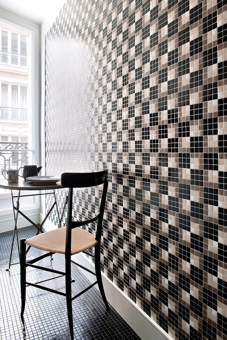 Стены кухни облицованы стеклянной мозаикой, дизайн Андре Путман для Bisazza. Стул Leggerissima куплен в магазине The Conran Shop.