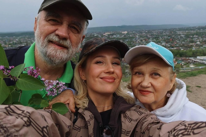 Клава старается навещать бабушку и дедушку | Источник: klavacoca / Instagram* 