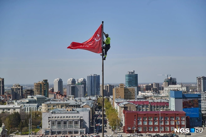 На крыше оперного театра работали профессиональные альпинисты | Источник: Александр Ощепков / NGS.RU