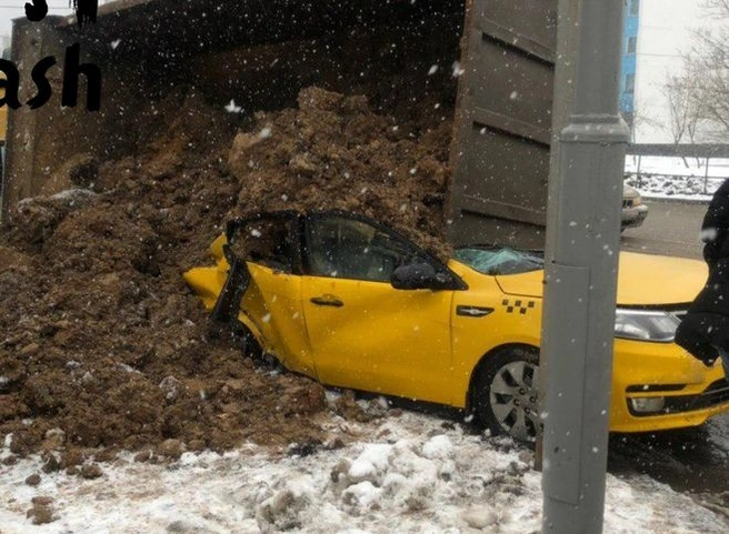 В Москве КАМАЗ с песком опрокинулся на такси, есть погибшие | ya62.ru
