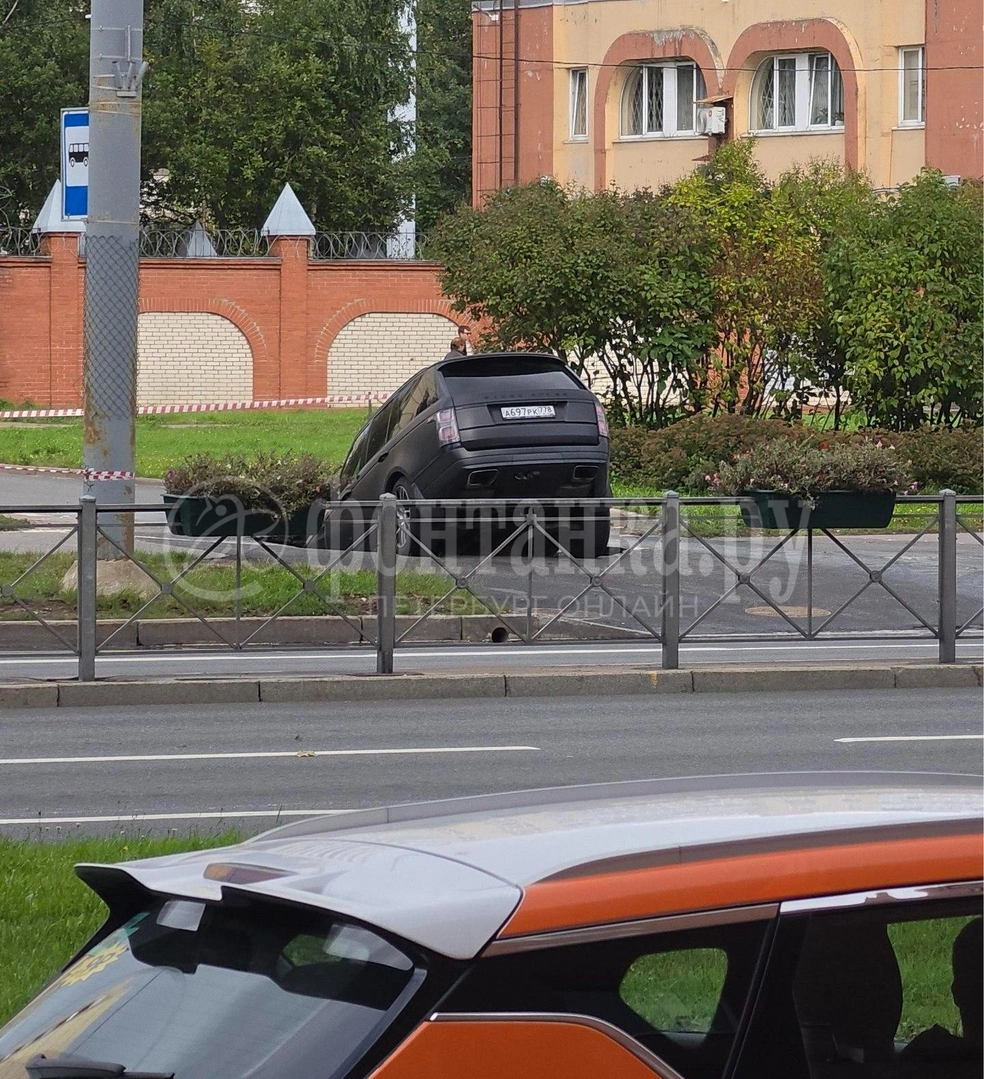 Асфальт провалился под Range Rover на Ленинском проспекте. | Источник: читатель «Фонтанки»