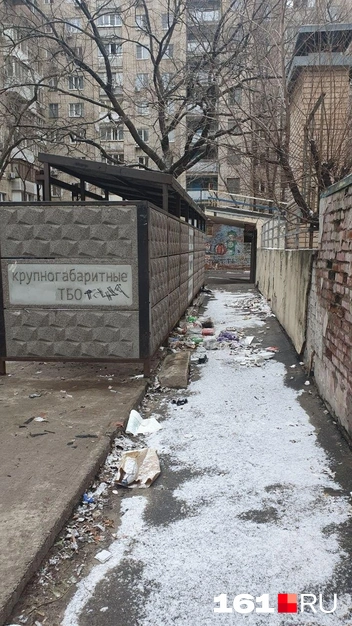 В ста метрах находится подъезд жилого дома | Источник: читательница 161.RU