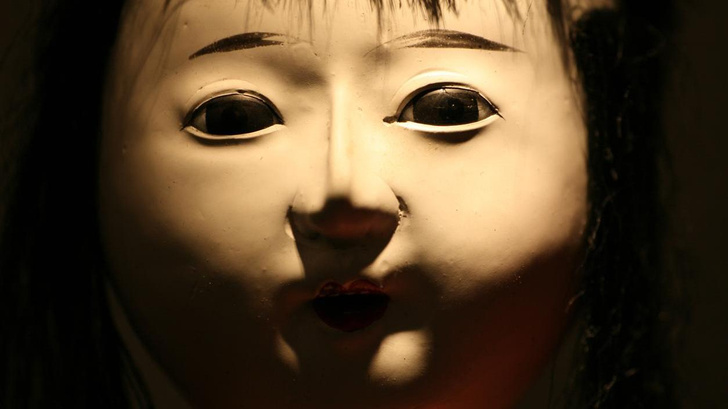 Живая кукла, но совсем не Барби: 10 самых страшных призраков Японии