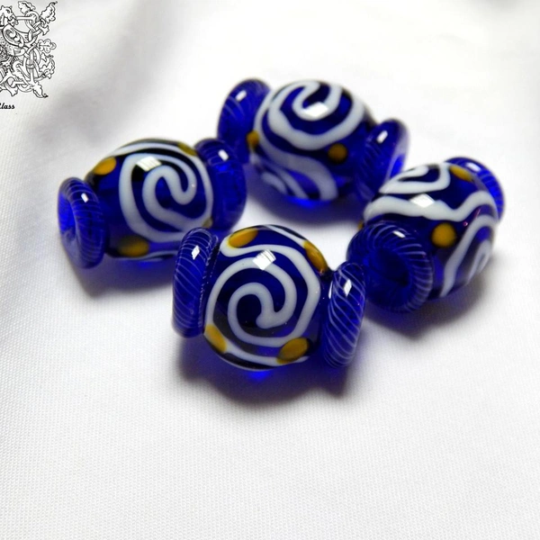 На этих бусинах — мелкий узор и бороздки | Источник: Archaic Glass | украшения из стекла | Пермь / vk.com