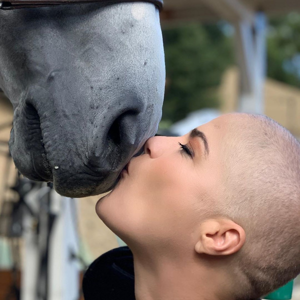 Сэльма Блэр смогла вернуться к занятиям конным спортом после химиотерапии