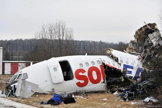 Самолет разломился на несколько частей | Источник: Митя Алешковский (признан иностранным агентом) / ИТАР-ТАСС