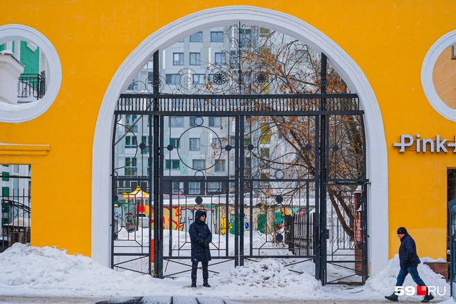 Арка между домом «Пятый угол» и соседним Домом ученых, он слева | Источник: Тимофей Калмаков