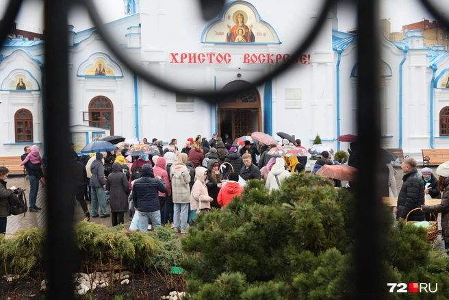 У Знаменского собора собралось очень много людей, несмотря на дождь | Источник: Ирина Шарова / 72.RU