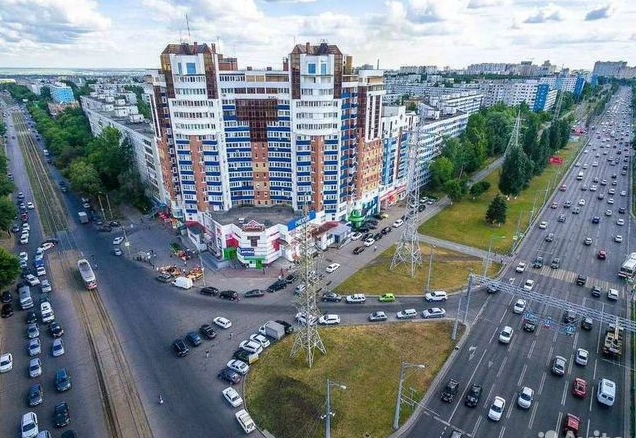 Вид на дом, в котором находится торговый центр, с высоты птичьего полета | Источник: avito.ru