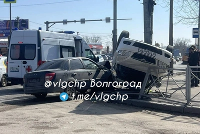 Столкновение в Волгограде привело к перевороту автомобиля