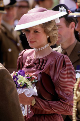 1985Диана в итальянском городе Анцио в платье от Victor Edlstein и шляпе Frederick Fox.