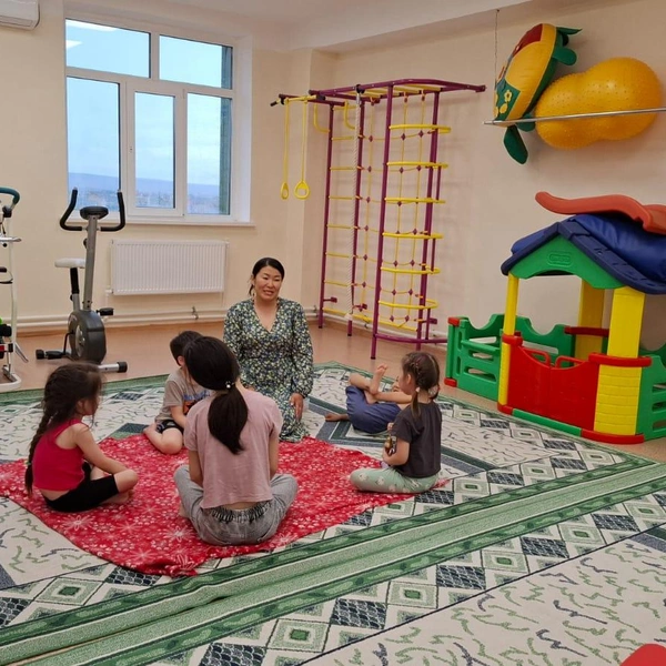 Также там работают не только с детьми с аутизмом, но и детьми после травм позвоночника или с задержкой психоречевого развития | Источник: Елизавета Сивцева / личный архив