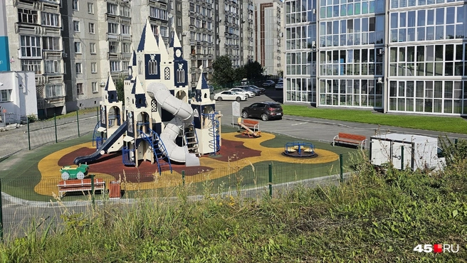 Детская площадка в одном из дворов | Источник: Дарья Никитченко / 45.RU
