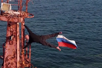«Батя» с флагом России взобрался на мачту сухогруза