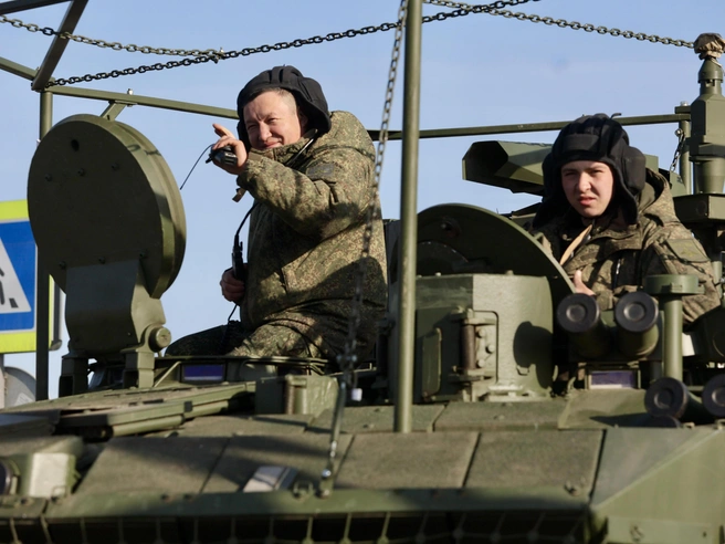 Военнослужащие приветствуют горожан. | Источник: Соня Радостина