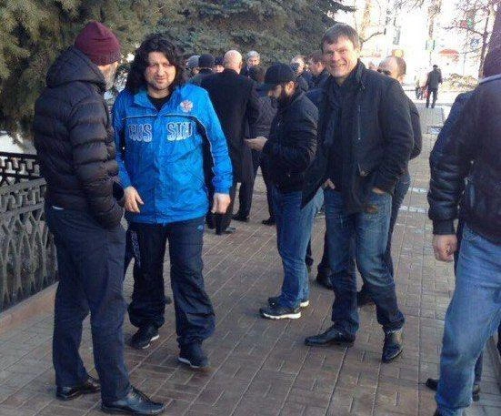 Надирбегов (в синей куртке) получил условный срок и вышел на свободу прямо в зале суда | Источник: TLTgorod