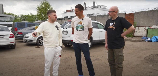Владелец Lamborghini&nbsp;— Евгений (на кадре слева). После его рассказа о том, что в 23 года он купил компанию, в комментариях устроили разнос | Источник: Ильдар Авто-Подбор / Vk.com