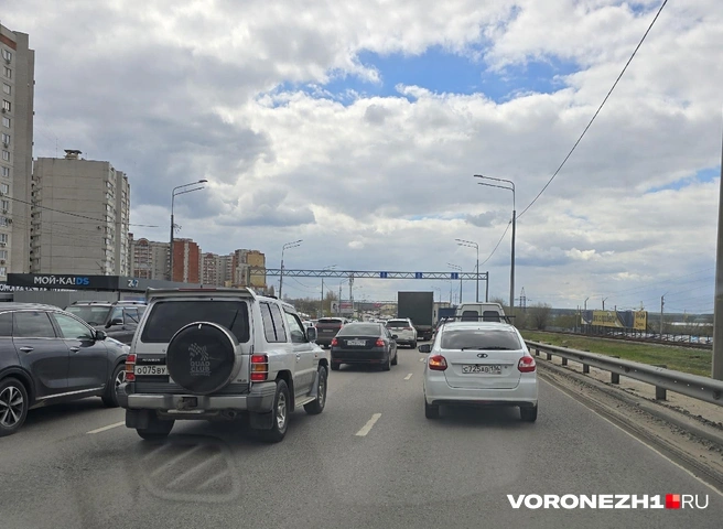 Пробка тянется на несколько километров | Источник: читательница Voronezh1.ru