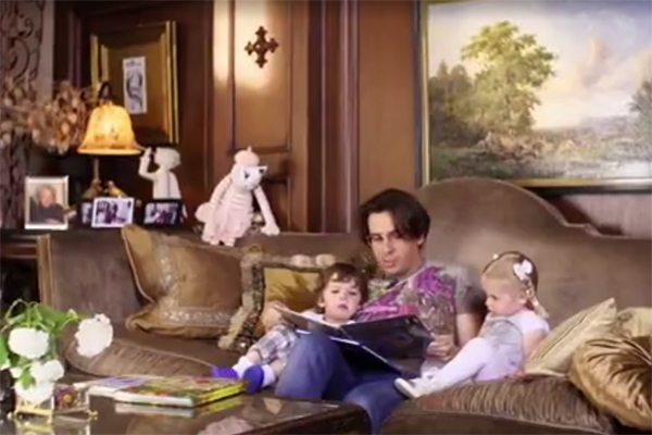 Перед зрителями предстала идиллическая картина семейного вечера – папа с детьми, уютно устроившись на диване, читает им книгу.