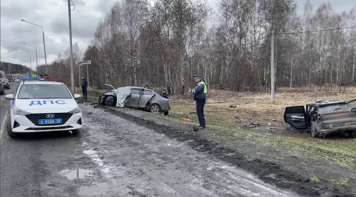 Авто всмятку: один человек погиб и шесть пострадали в ДТП на федеральной  трассе под Кемеровом - 3 мая 2024 - НГС42.ру