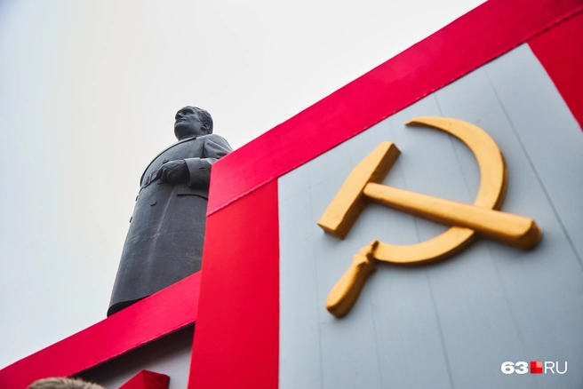Это Куйбышев наблюдает за очередным протокольным мероприятием  | Источник: Роман Данилкин / 63.RU 