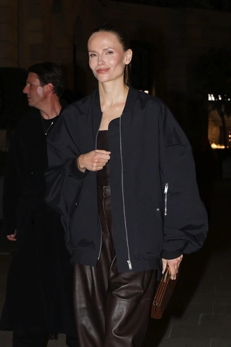 Не боится экспериментов: Наташа Поли выходит в Париже в стиле mix&match | marieclaire.ru