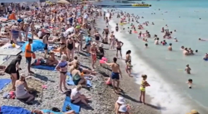 8 реальных фото с пляжей Краснодарского края — борись за лежак или загорай стоя