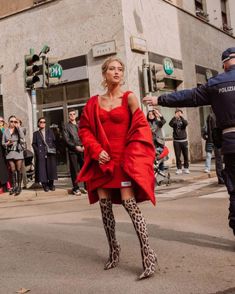Винтажные куртки, высокие сапоги, яркие аксессуары: 5 модных вещей от звезд стритстайла с Недели моды в Милане