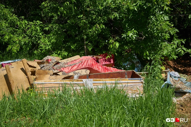 Вот такую свалку гробов наш фотограф снял на полянке в центре кладбища. На приличном расстоянии от могил | Источник: Роман Данилкин
