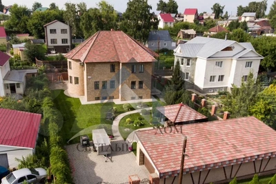 В Барнауле продают полуовальный коттедж с хамамом