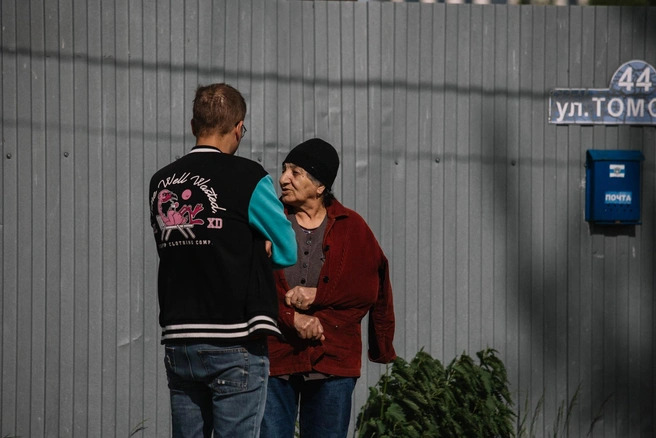 Женщина очень эмоционально высказывается по поводу реновации  | Источник: Ирина Шарова / 72.RU 