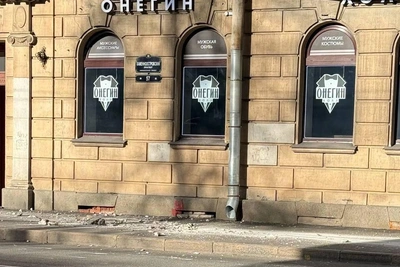 С печально известного доходного дома на Каменноостровском отвалилась лепнина