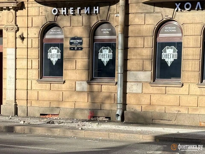 С печально известного доходного дома на Каменноостровском отвалилась лепнина | Источник: читатель «Фонтанки»