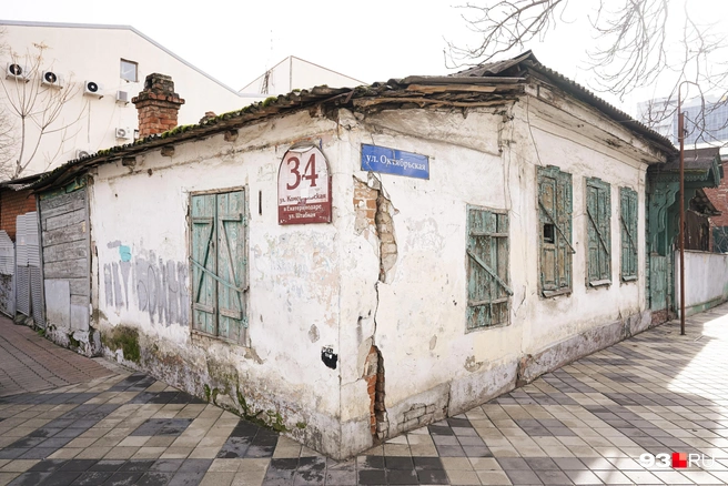 Здание рассыпается на глазах