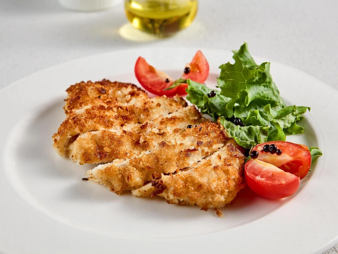 Сочная курица в хрустящей корочке из пармезана: легкий рецепт ужина, от которого будут в восторге все гости | marieclaire.ru