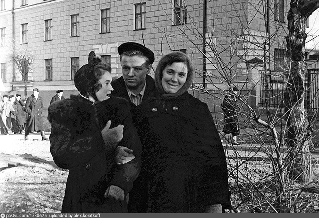 Студенты-политехники на фоне корпуса на проспекте Ленина  | Источник: pastvu.com