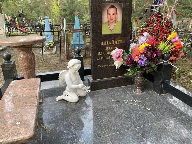 А здесь ангел присел около памятника | Источник: Ирина Господаренко / NGS22.RU