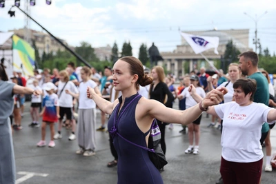 Десятки новосибирцев начали День города с зарядки с чемпионами
