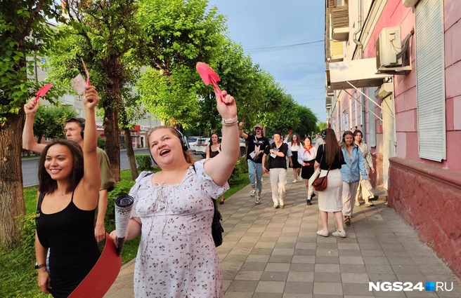 Зрители с поднятыми совками скакали по улице Вавилова | Источник: Полина Бородкина / NGS24.RU