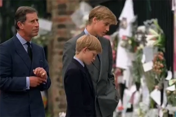 Принц Чарльз с сыновьями во время прощания с принцессой Дианой