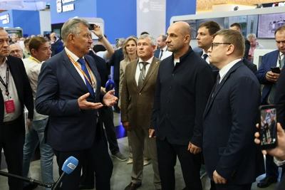 Артем Жога и Алексей Текслер осмотрели стенд «УРАЛ» на ИННОПРОМ-2026