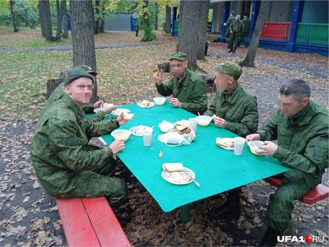 Прием пищи у мобилизованных | Источник: Герой публикации
