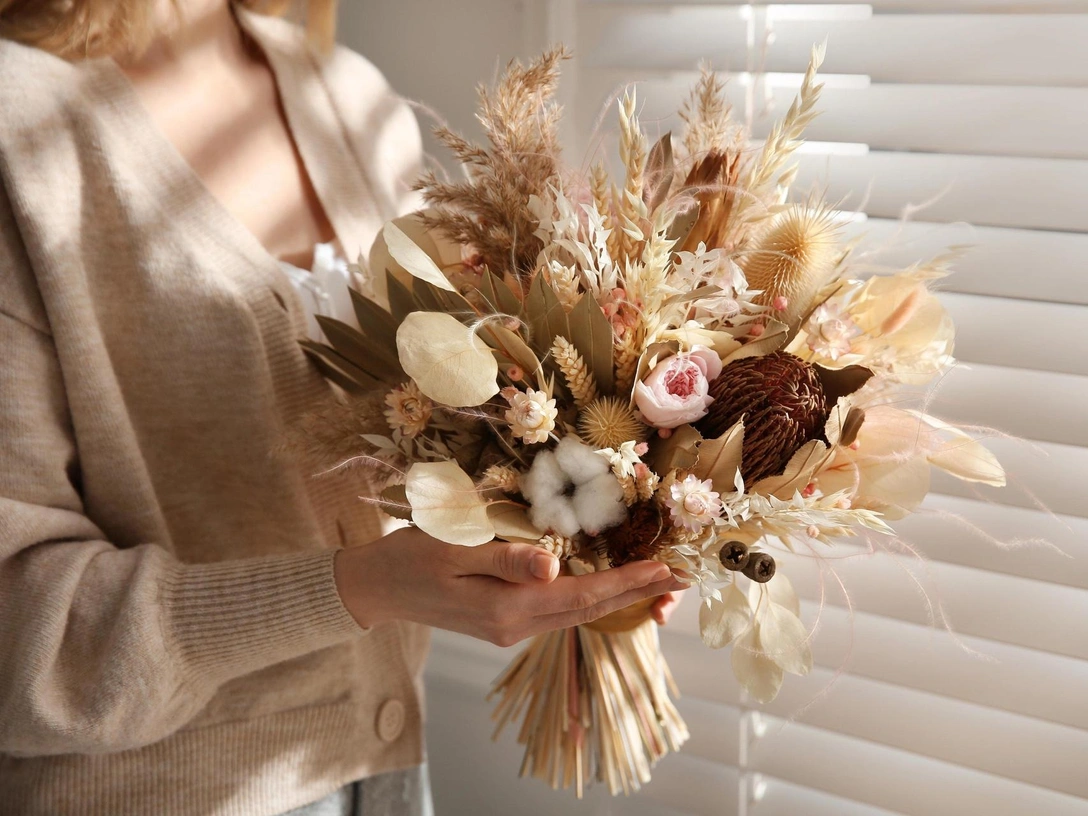 Цветы, которые не завянут: 7 идей использования сухоцветов для декора дома | marieclaire.ru