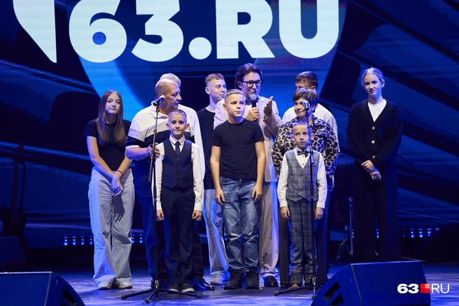 Детям предстояло решить, кто откроет конверт и прочтет название компании-победителя | Источник: Роман Данилкин / 63.RU