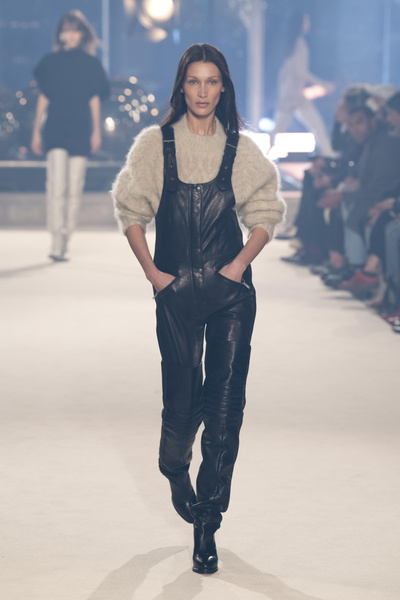Кожаный комбинезон как у Беллы Хадид на Неделе моды в Париже — новый фэшн-тренд 2022