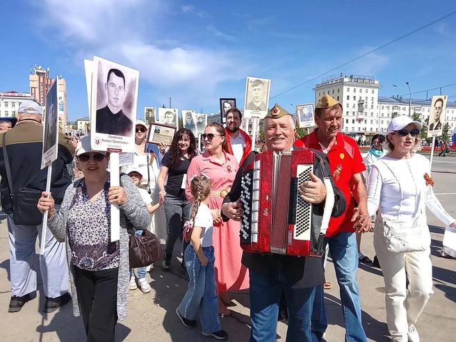 Во время шествия участники пели военные песни | Источник: Ирина Господаренко / NGS22.RU